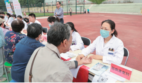 街道组织辖区医疗机构的专业 “健康管家”开 展义诊服务