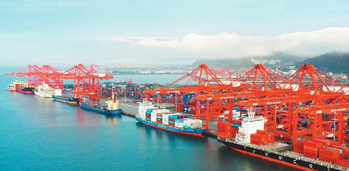         辽宁工行全力支持港口产业发展，图为某港口集装箱码头作业现场。本版图片由受访企业提供