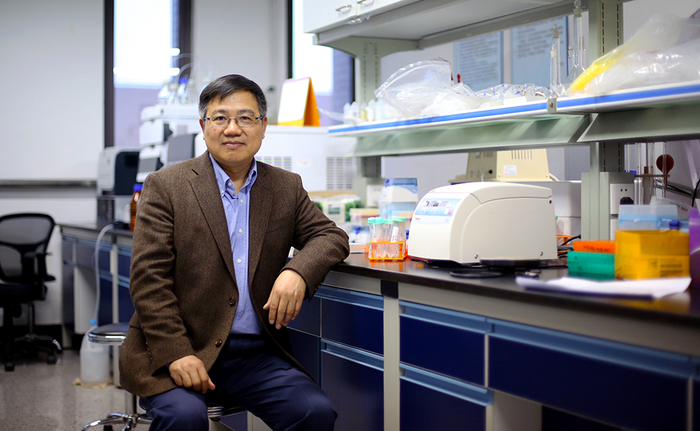 刘明耀在实验室