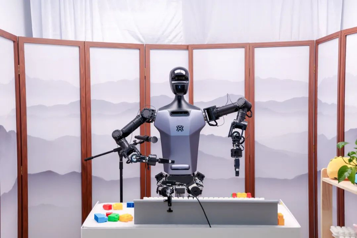 搭载“慧思开物”的“天工”完成积木搭建任务