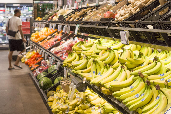 2024年5月24日，顾客在德国柏林一家超市购物。新华社记者任鹏飞摄