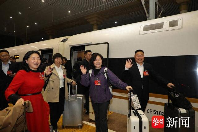 全国人大代表抵达南京 肖日东 摄
