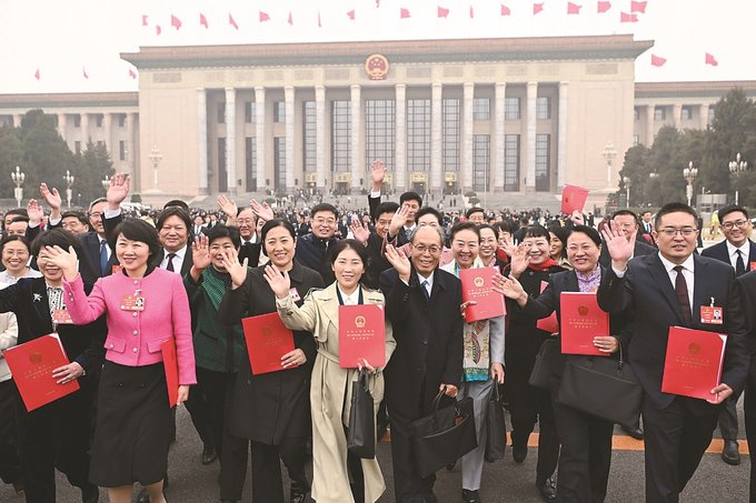 全国人大代表信心满满走出北京人民大会堂。 记者 吴胜 万程鹏 摄