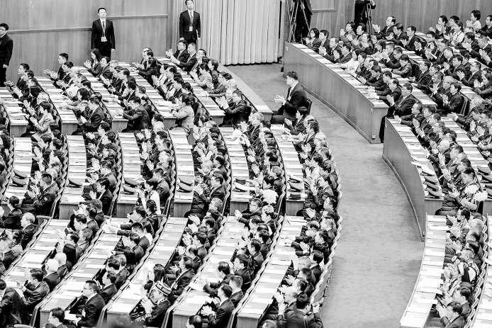 十四届全国人大三次会议昨天在人民大会堂举行闭幕会。本报记者 武亦彬 摄