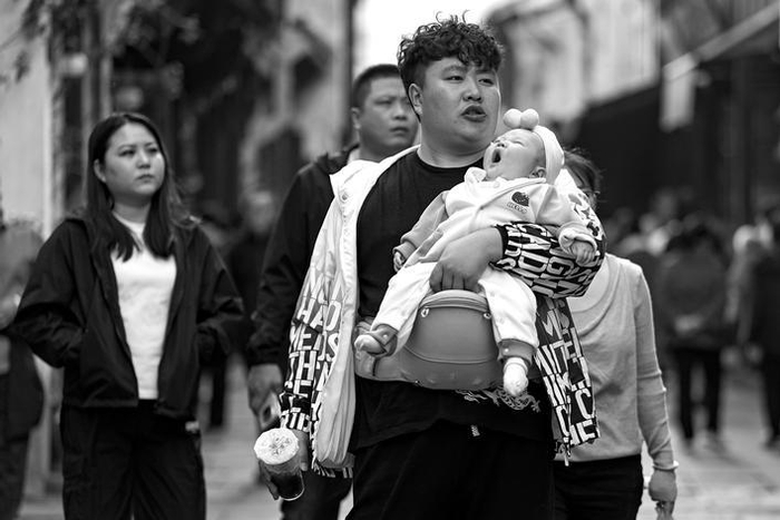 　　昨天，禾城暖意融融，在市区月河历史街区，不少市民穿上春装游古街。