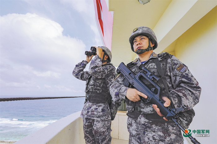 　　灯塔班战士观察周边海空情况。黄春茂摄