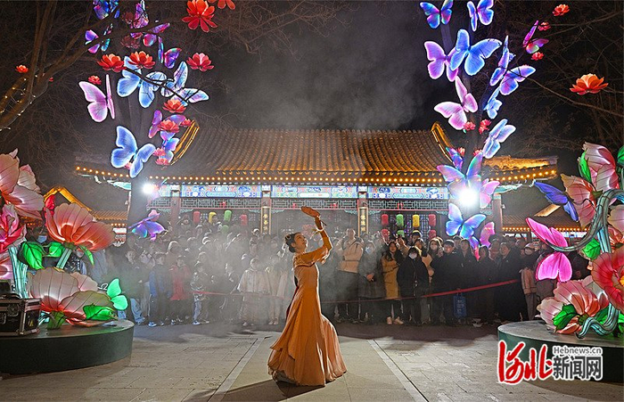 2月22日，游客在正定荣国府观看夜场演出。