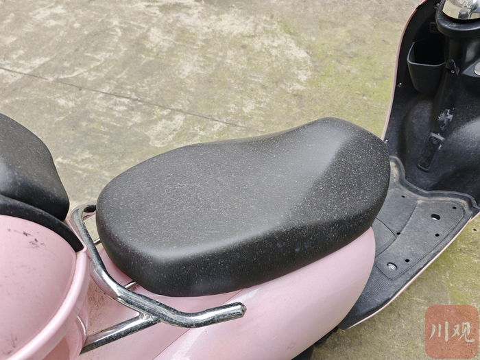 路边的电动车布满灰尘。袁茹莉 摄