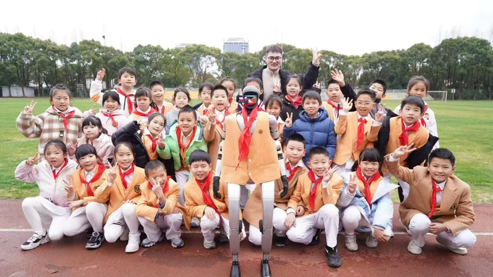 机器人在“打工”间隙与孩子们的合影。受访者供图