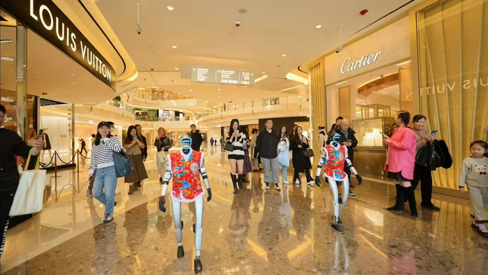 宇树机器人在上海IFC“打工”。受访者供图