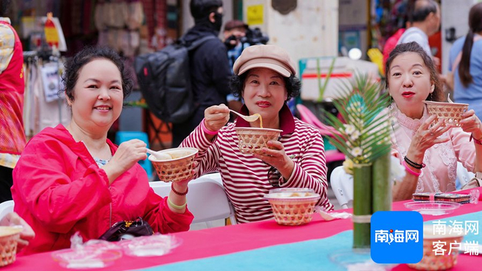 糖水长桌宴现场。记者 黄东光 摄