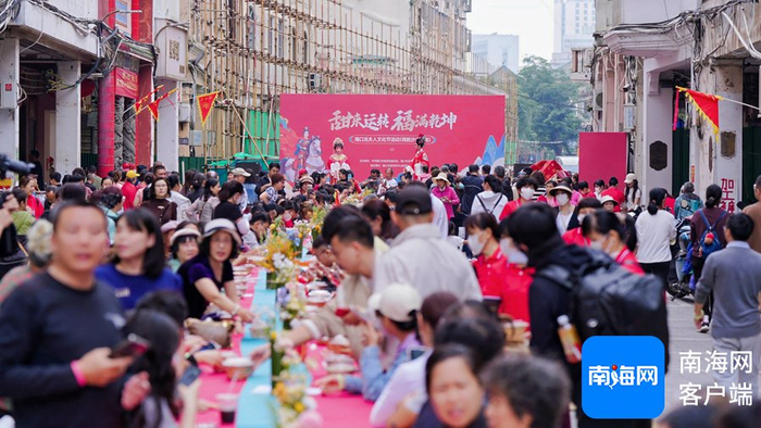 现场市民游客听戏曲吃糖水长桌宴。记者 黄东光 摄