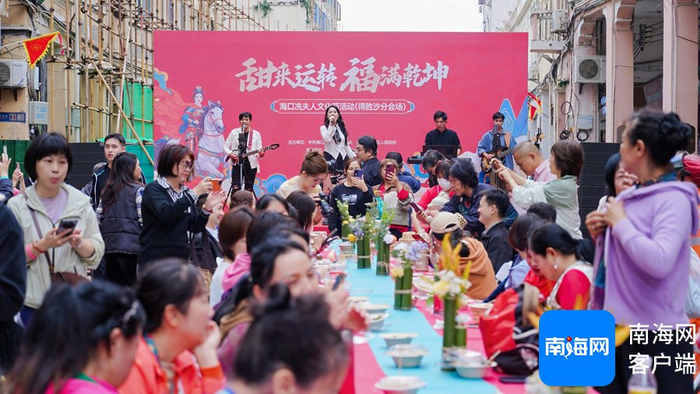 现场乐队表演。记者 黄东光 摄