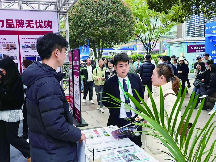     市民在春交会现场了解楼盘信息 市房地产业协会供图