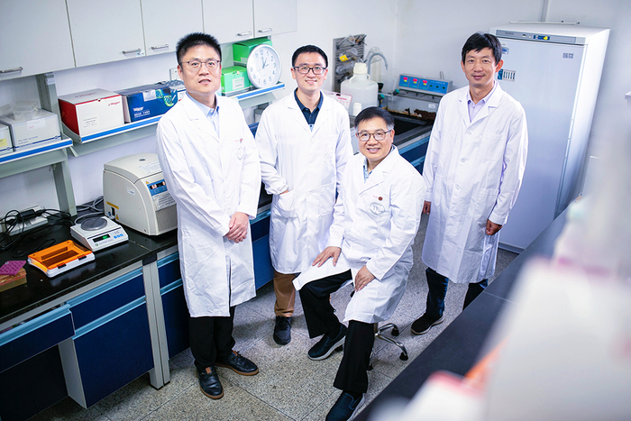 刘明耀和团队成员在一起