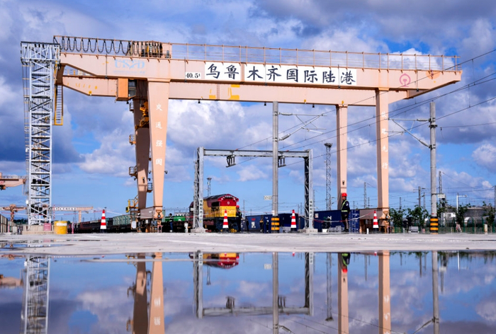 ▲ 2024年5月27日，在新疆乌鲁木齐国际陆港区，一列满载货物的中欧班列即将驶离。新华社记者 王菲摄