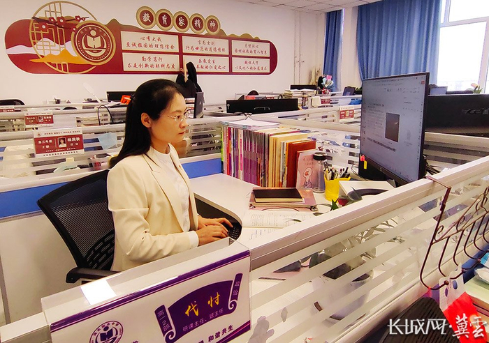 代忖精心备课。长城网·冀云客户端记者 卢婉凤 摄