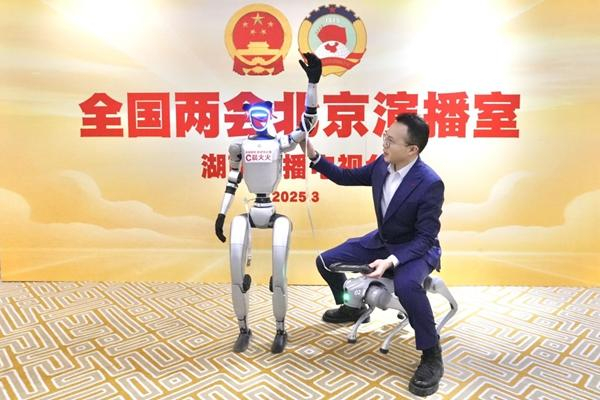 3月5日，北京，机器人“笨笨”跟随雷勇林到北京“参加”两会报道，它被临时取名“晨火火”。受访者供图
