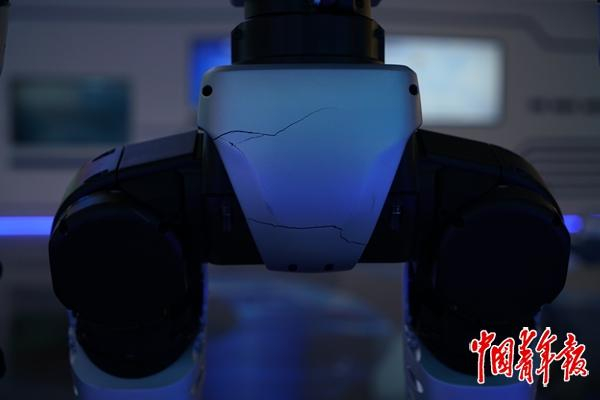 3月3日，北京石景山，在一次户外训练中，机器人“阿蓝”的屁股摔裂了。中青报·中青网记者 李强/摄