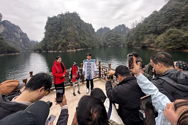 3月10日，湖南张家界，机器人“笨笨”出现在湖南张家界景区，游人争相拍照。受访者供图