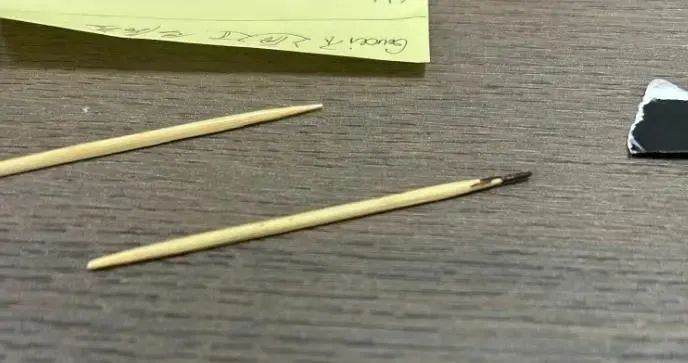 蘸黑颜料的牙签