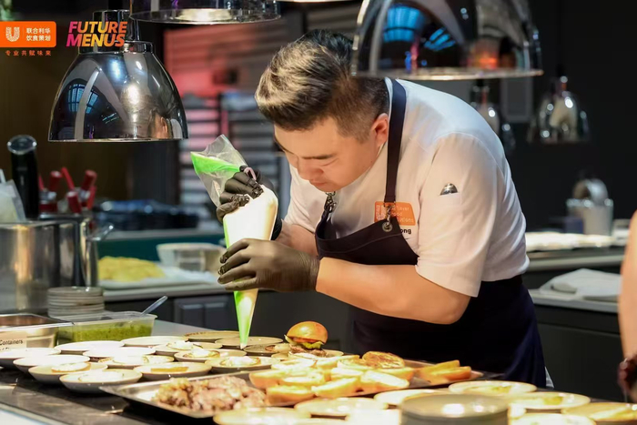 图为发布现场，来自联合利华饮食策划的中国厨务团队制作“烧椒牛肉汉堡”等创意菜式