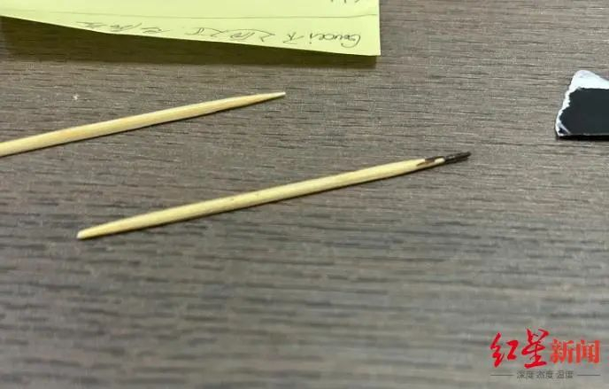 蘸黑颜料的牙签