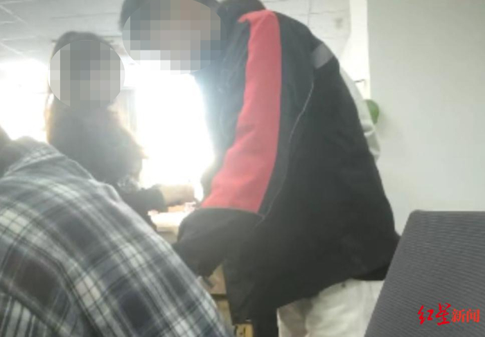 黑商员工穿顺丰外套伪造开箱视频