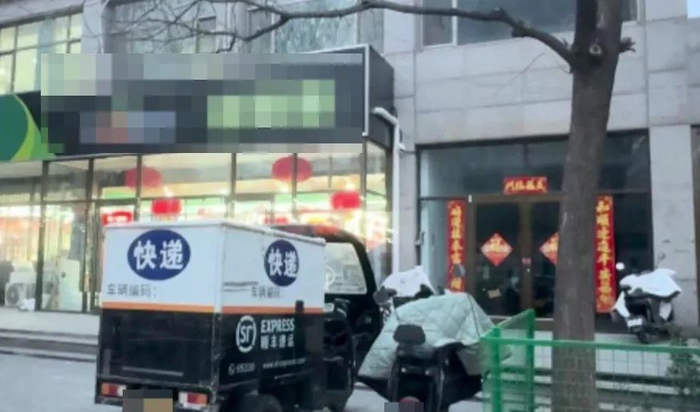 黑商公司大门（贴对联处）