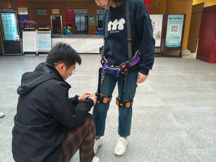 游客正在穿戴登山助力机器人（央广网发  泰山风景区供图）