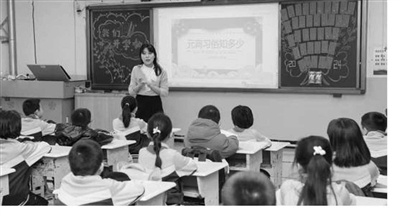 图为克拉玛依市第三小学教师正在授课。 受访单位供图