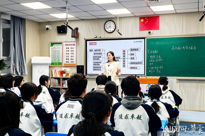 课堂上，代忖用深入浅出的讲解让思政知识鲜活起来。长城网·冀云客户端记者 张梅胜 摄