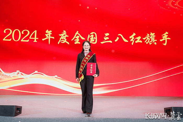 代忖获全国三八红旗手表彰。河北衡水中学 供图