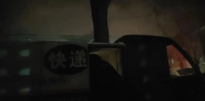 暗访记者目睹一黑衣男子将包裹放入快递车