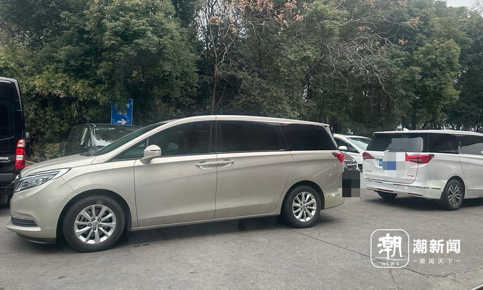 　　萧山机场附近加油站聚集的商务车，停车等生意。潮新闻记者 沈译笃 摄