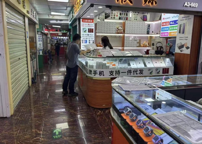 2月23日，远望数码商城3楼，此处为可以提供后封机的档口。新京报贝壳财经记者 张晗 摄