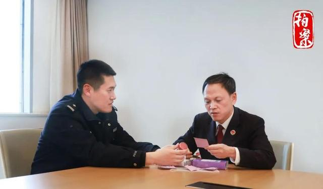 图为承办检察官与公安民警研判涉案减肥产品。（苏州工业园区检察院供图）