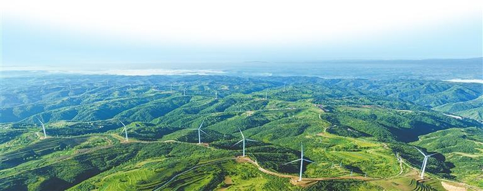 平凉市崆峒区麻武乡风力发电场，一台台风力发电机矗立在群山之巅。新甘肃·甘肃日报通讯员 黄蔚林