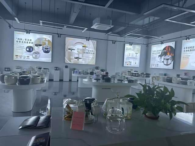 在产品展示区，摆放着很多品牌的电饭煲，其中包括千寿（QUASHO）电饭煲 澎湃新闻记者 陈绪厚 图