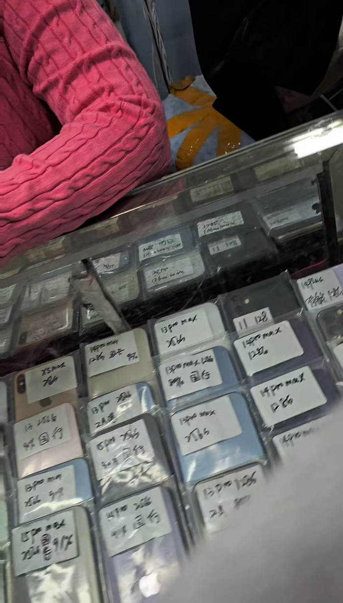 2月26日，记者来到飞扬时代大厦三楼，此处为可以提供翻新机的档口。新京报贝壳财经记者张晗 摄