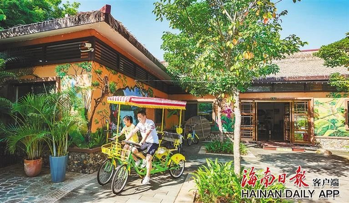 游客在昌江浪论村中骑行。海南日报全媒体记者 陈元才 摄