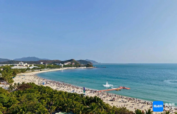 游客在大东海游玩。大东海国际滨海旅游休闲街区供图