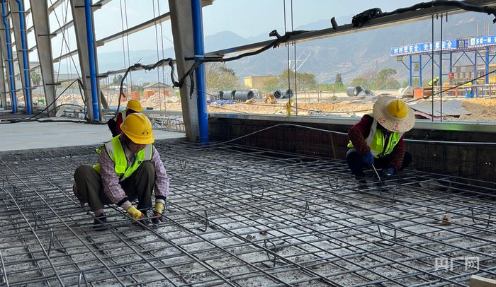 正在施工的工人（央广网记者  王颖摄）
