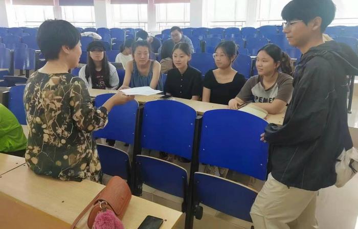 　　中国农业大学烟台研究生院赴初家汤村社会实践队在带队老师指导下进行调研复盘。 张裕元供图
