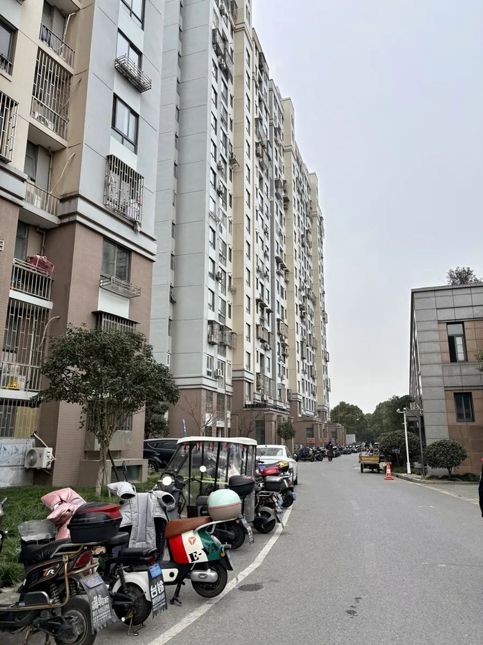 曹路镇星晓家园，小区8个非机动车库全部停满了，还是不够。