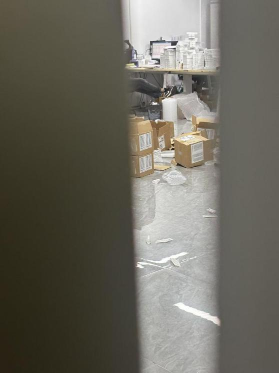 403栋3楼“922”房间里放置了大量的苹果手机。新京报贝壳财经记者张晗 摄