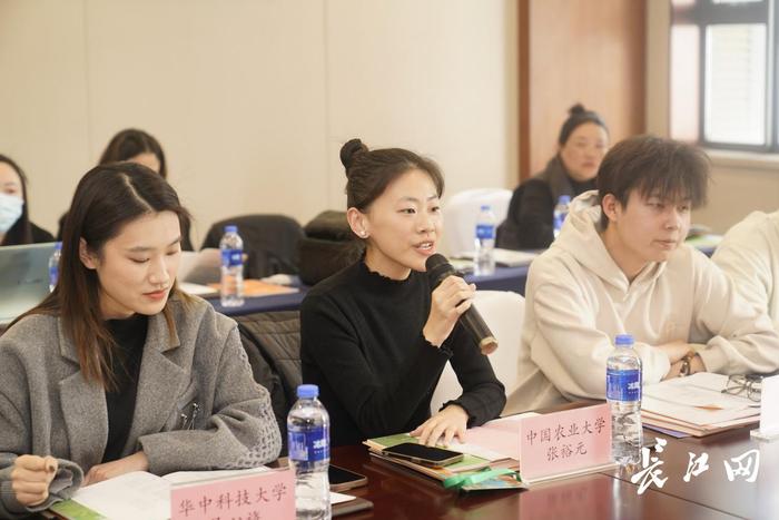 　　中国农业大学烟台研究院2022级公共事业管理专业本科生张裕元在行前座谈会上发言。长江网记者彭年 摄