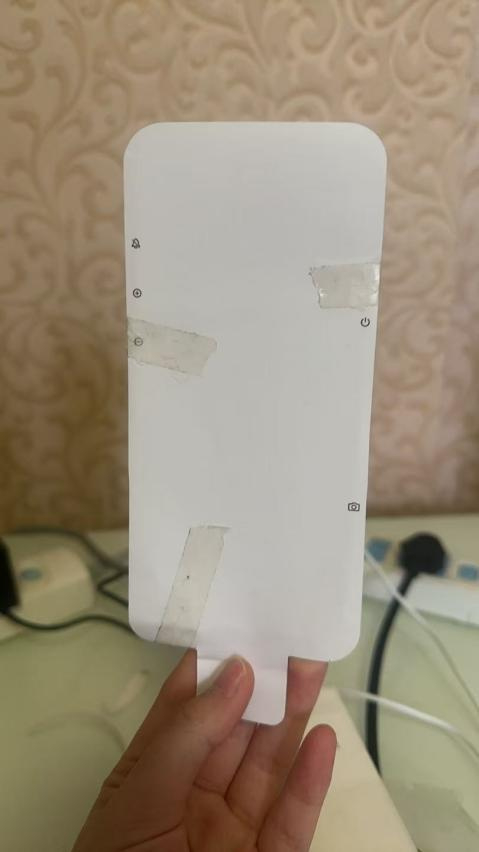 刘雨拆箱之后发现该手机是模型机，右侧贴膜为双面胶简单粘贴。受访者供图