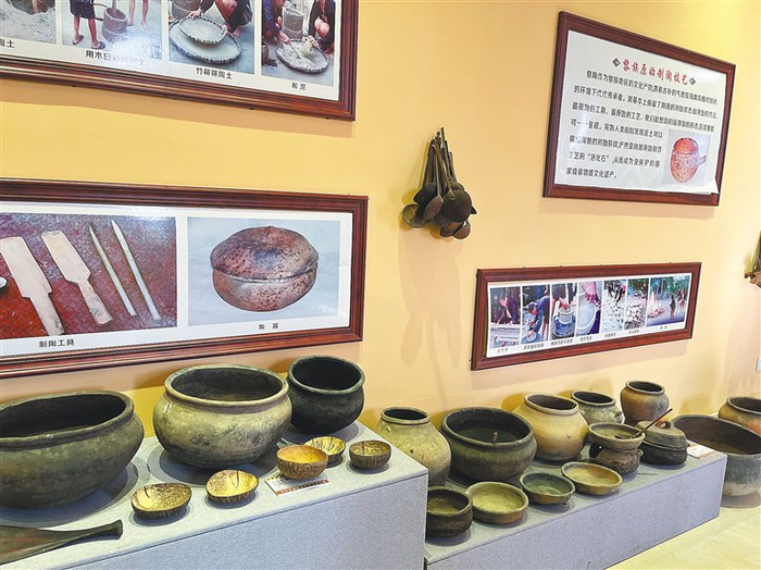 西黎民族文化展示馆展出的陶罐。海南日报记者 周月光 摄