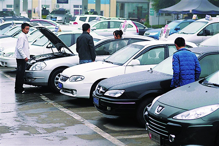     市民选购二手车 资料图片